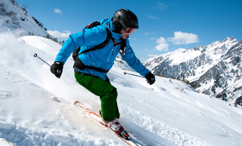 Ratgeber Skiurlaub - Skifahrer fährt Piste herunter